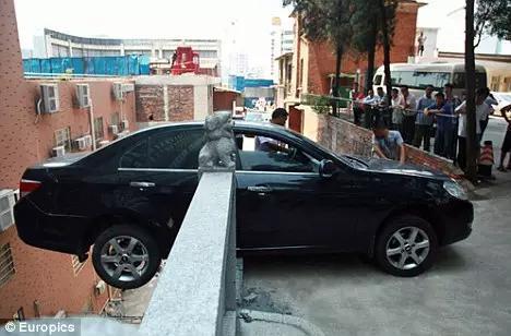 等等!是不是說(shuō)有了這兩樣?xùn)|西后就完全不用擔(dān)心倒車出意外了那當(dāng)然不是啊!